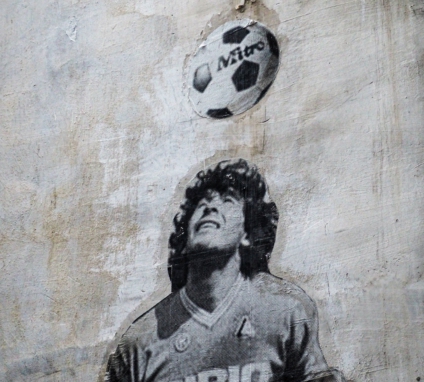 Mural en blanco y negro de Maradona cabeceando un balón