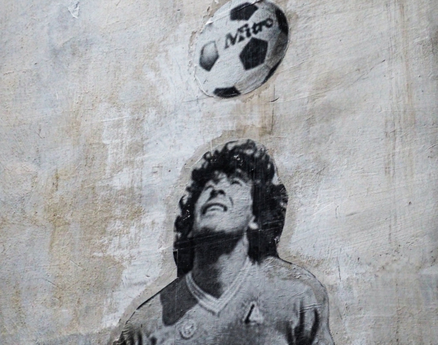 Mural en blanco y negro de Maradona cabeceando un balón